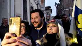 Salvini se hace un selfi con unas seguidoras en un acto electoral