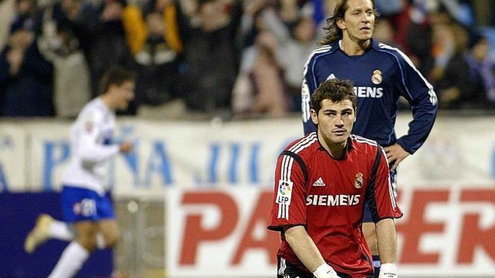 Iker Casillas y Michel Salgado después de un gol del Zaragoza en el 6-1