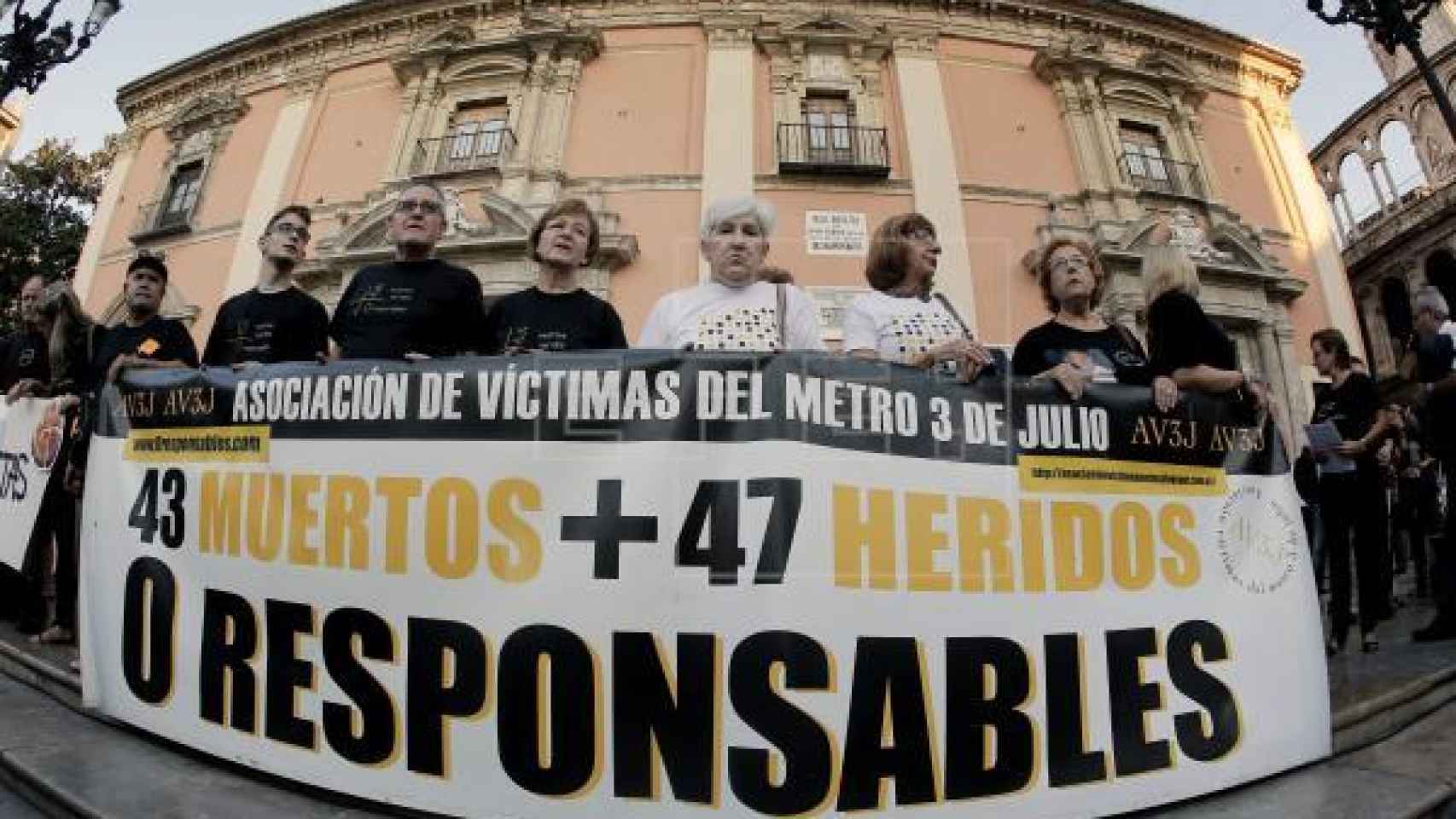 La Asociación de Víctimas del Metro 3 de Julio en  concentración.