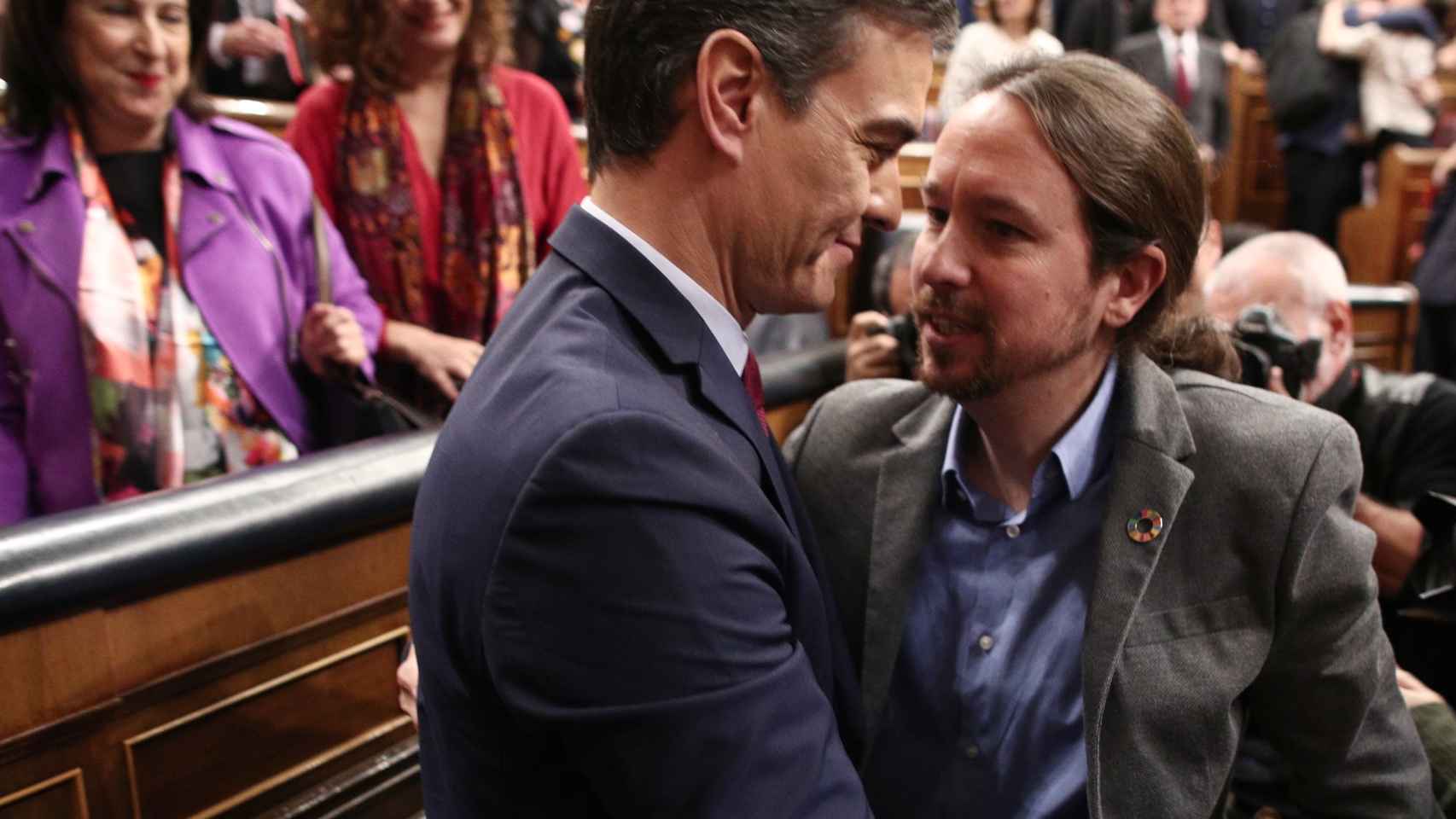 Iglesias susurra a Sánchez en su investidura como presidente en el Congreso.