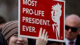Una manifestante provida con un cartel de apoyo a Trump