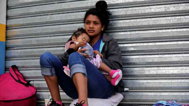 Una migrante hondureña camino de Estados Unidos con su hija.