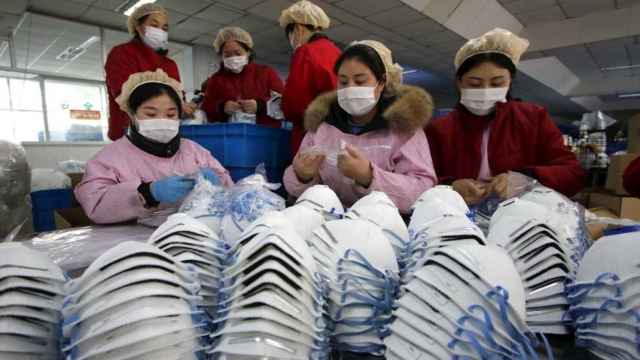 Mujeres trabajan en una fábrica de mascarillas en la provincia de Hebei (China).