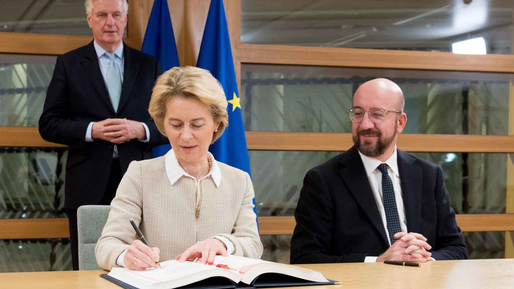 Ursula von der Leyen, Charles Michel y Michel Barnier durante la firma del acuerdo del 'brexit'