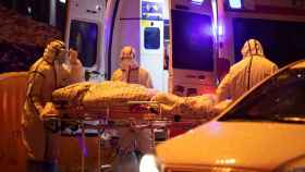 Un paciente es ingresado en uno de los hospitales de Wuhan.
