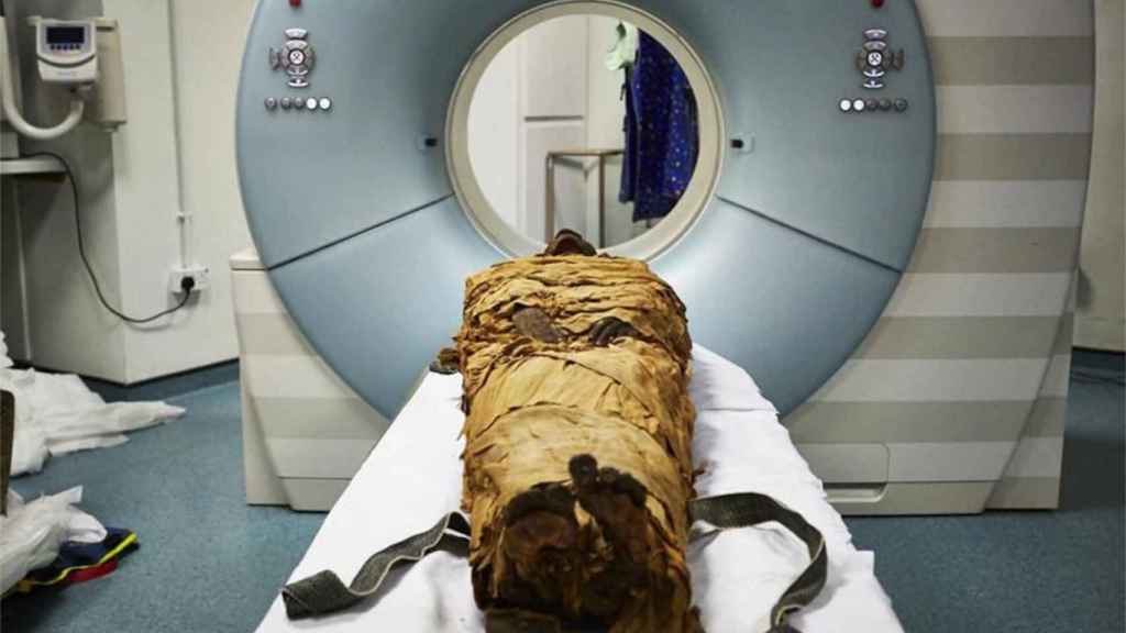 La momia de Nesyamun, a punto de pasar por el escáner