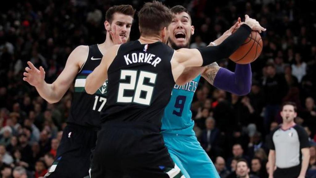 Willy Hernangómez ante los Bucks en la NBA
