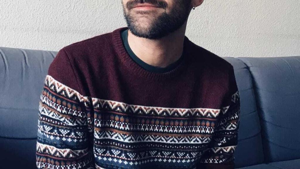 Ángel es extremeño y graduado en Periodismo y Ciencias Políticas.