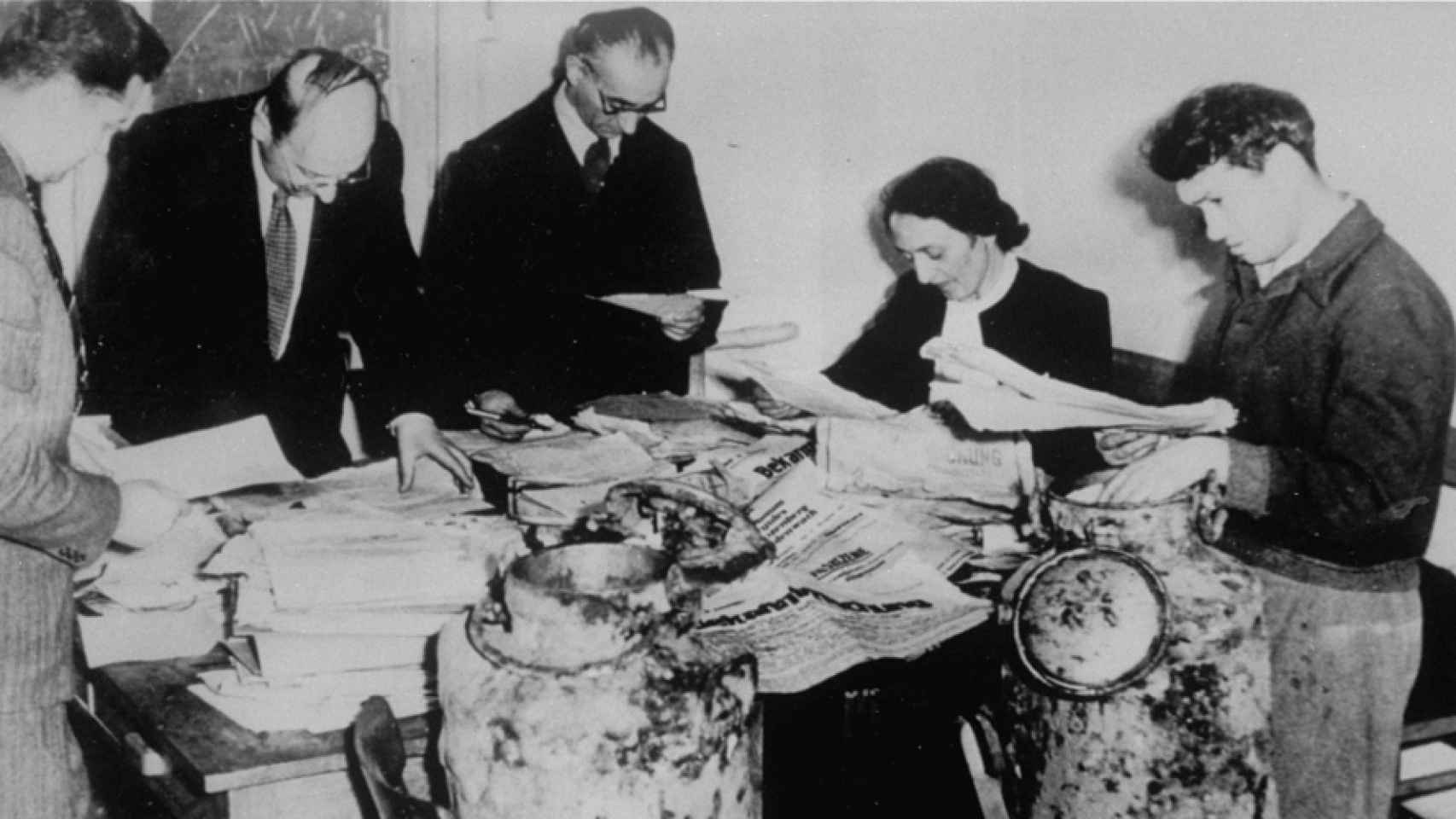 Un grupo de historiadores catalogando el primer hallazgo del archivo.