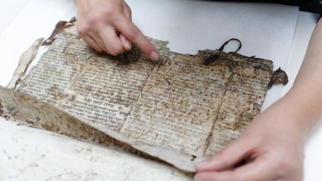 Restaurar y transcribir los documentos es una labor ardua.