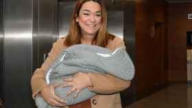 Toñi Moreno ha abandonado emocionada el hospital tras dar a luz a su hija Lola.