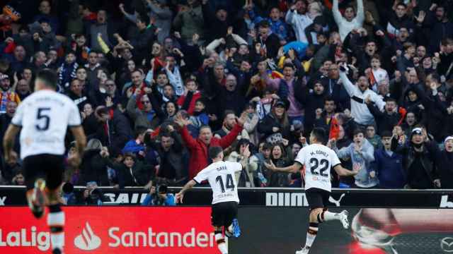 Los jugadores del Valencia celebran uno de los goles del partido