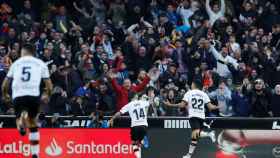 Los jugadores del Valencia celebran uno de los goles del partido
