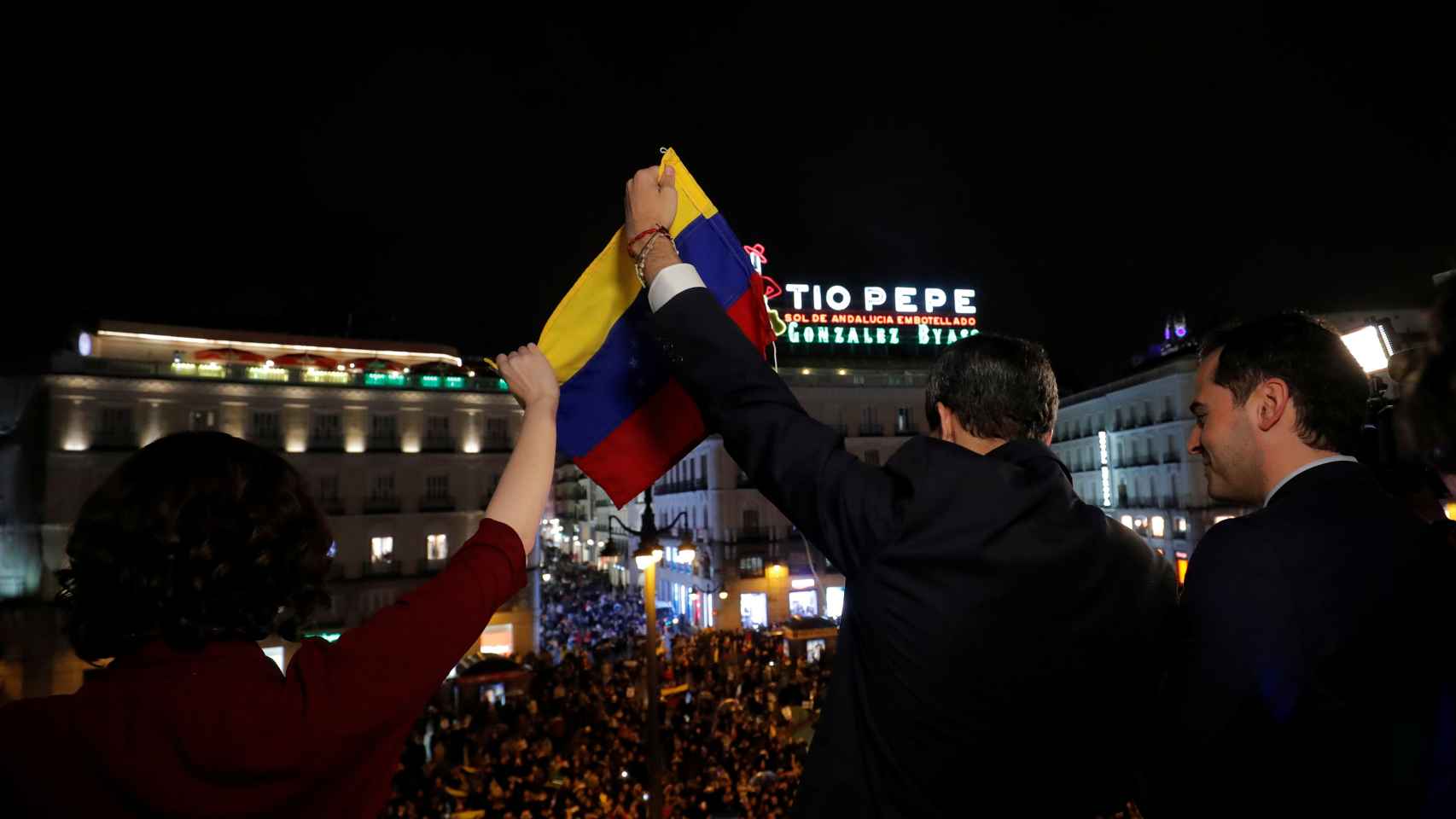 Ayuso, Guaidó y Aguado en el balcón de la Puerta del Sol, sede de la Comunidad de Madrid