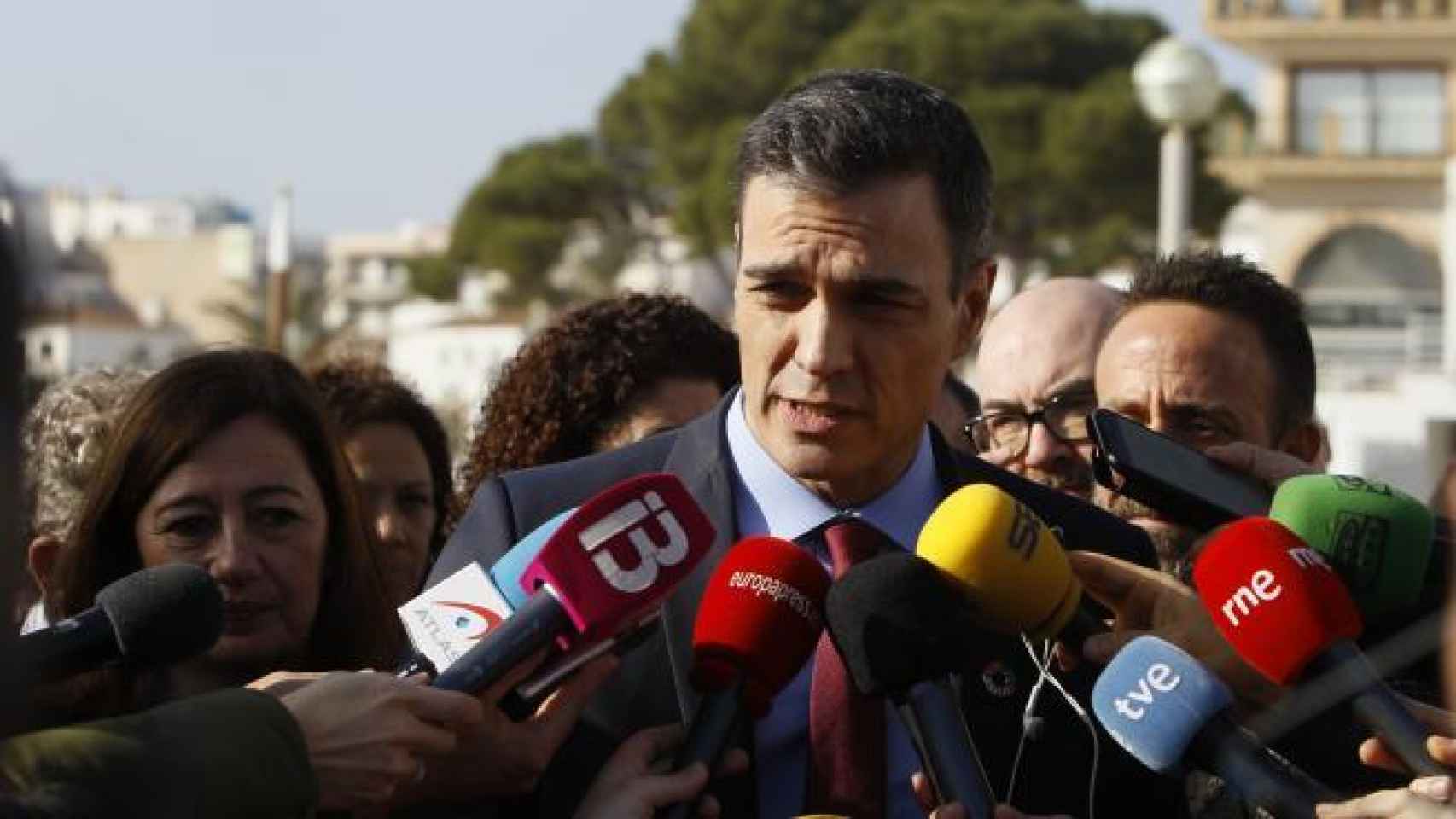 Sánchez responde a los medios de comunicación en Mallorca.