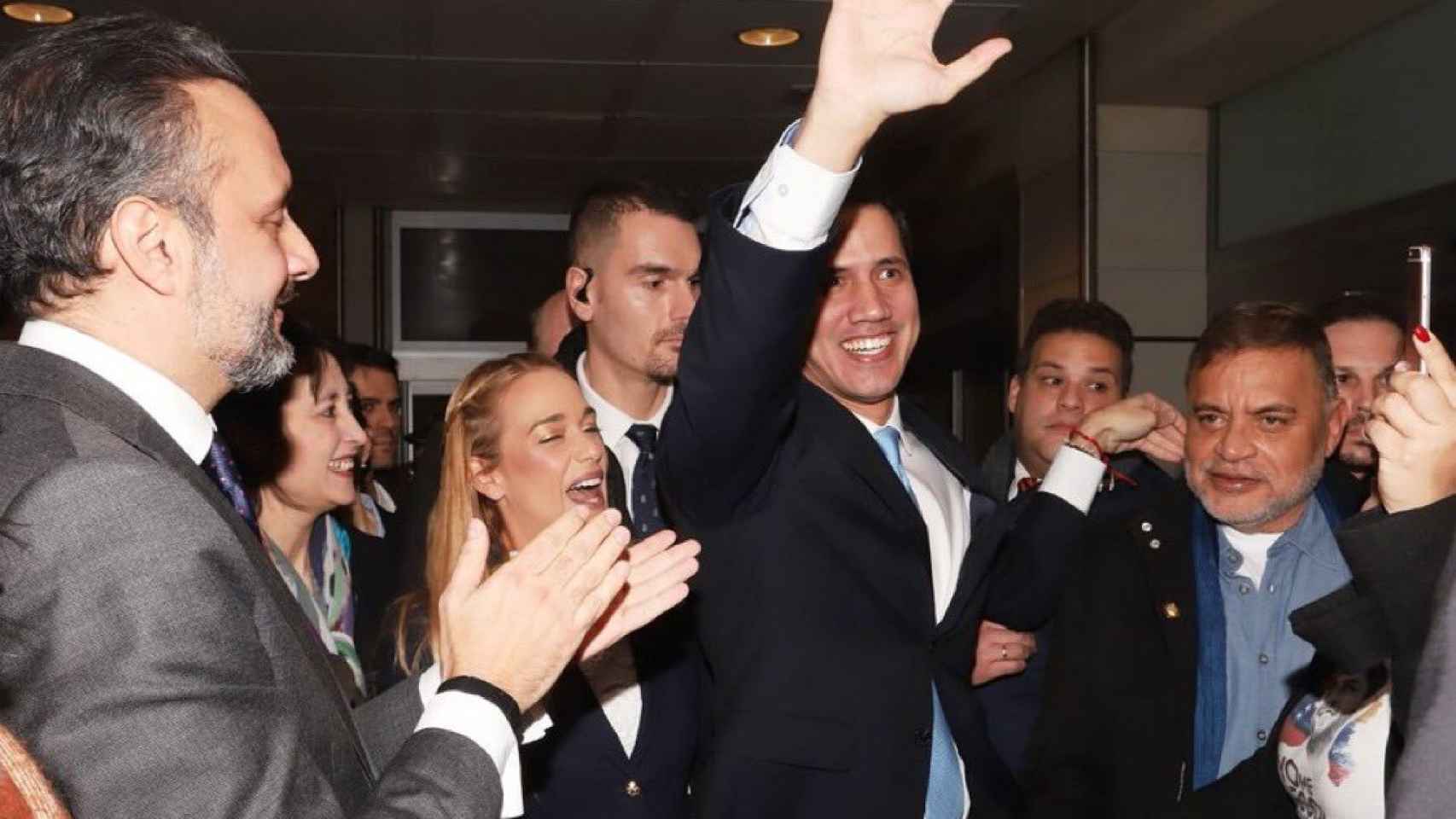 Juan Guaidó, a su llegada al aeropuerto Adolfo suárez Madrid-Barajas, junto a lilian Tintori.