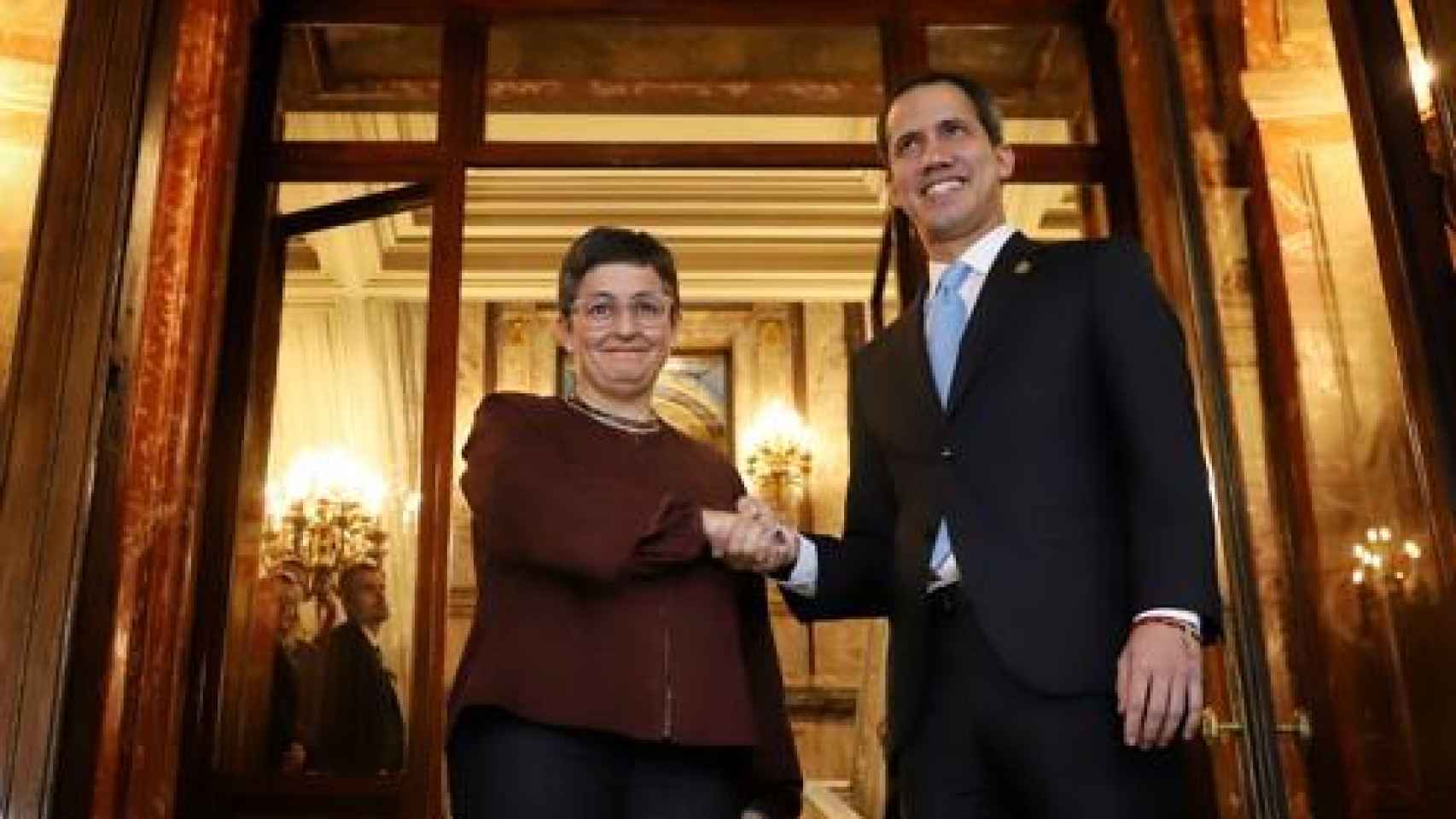 Arancha González Laya, ministra de Exteriores, con Juan Guaidó, presidente encargado de Venezuela, en Madrid.