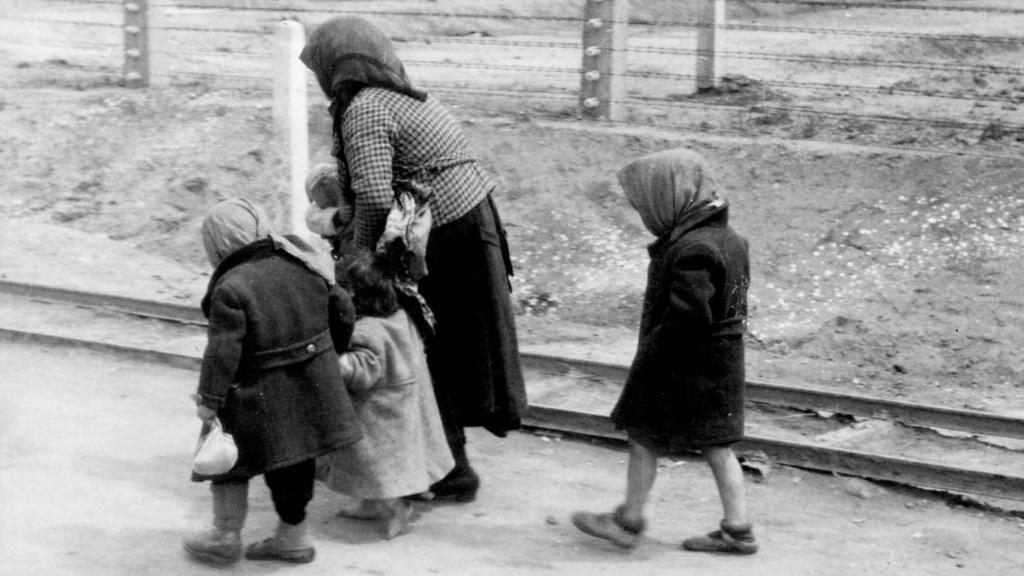 Una mujer con sus niños, siendo conducidos a una cámara de gas de Auschwitz.