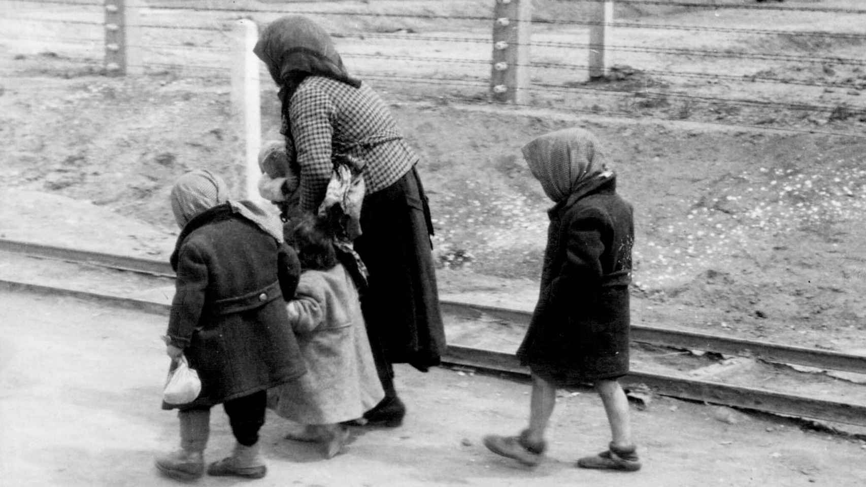 Una mujer con sus niños,  siendo conducidos a una cámara de gas de Auschwitz.