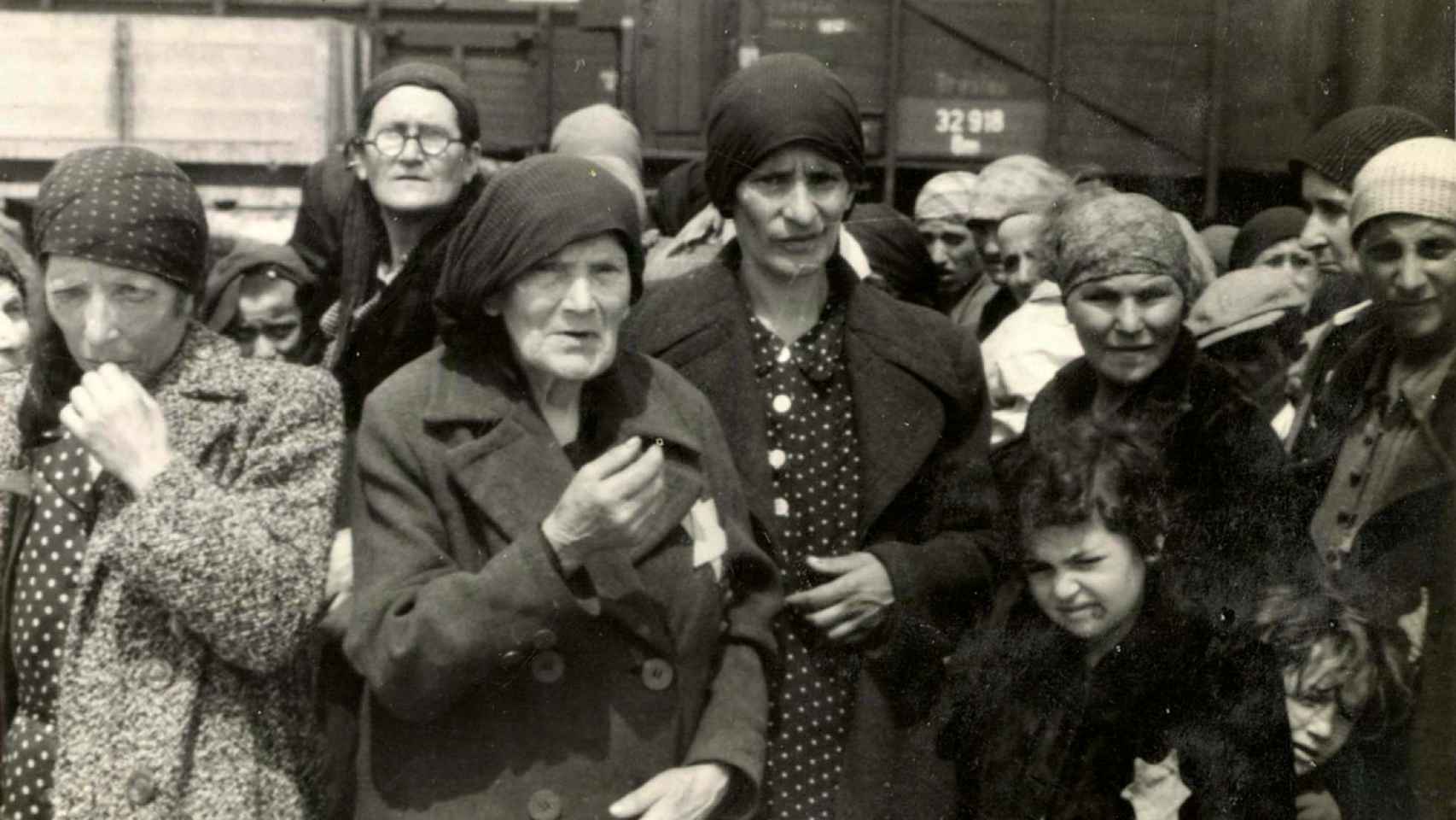Un grupo de mujeres y niños a su llegada a Auschwitz.