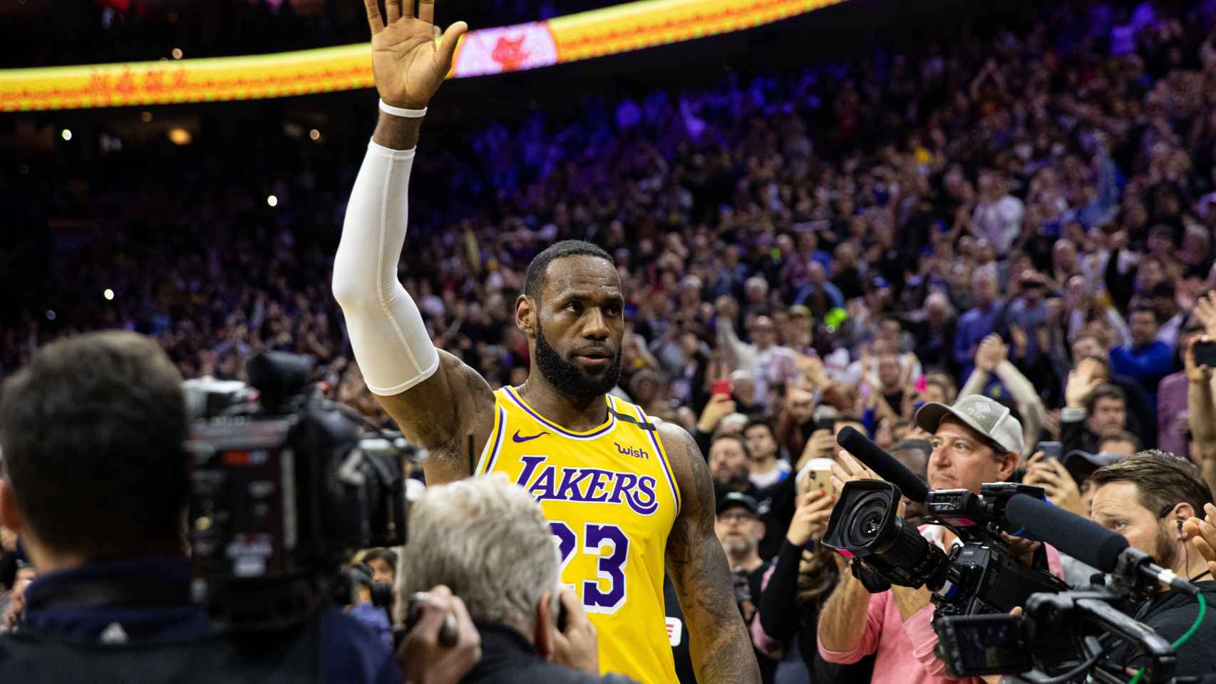 Philadelphia 76ers 108-91 Los Ángeles Lakers: LeBron James supera a Kobe Bryant y ya es el tercer máximo anotador de la historia de la NBA