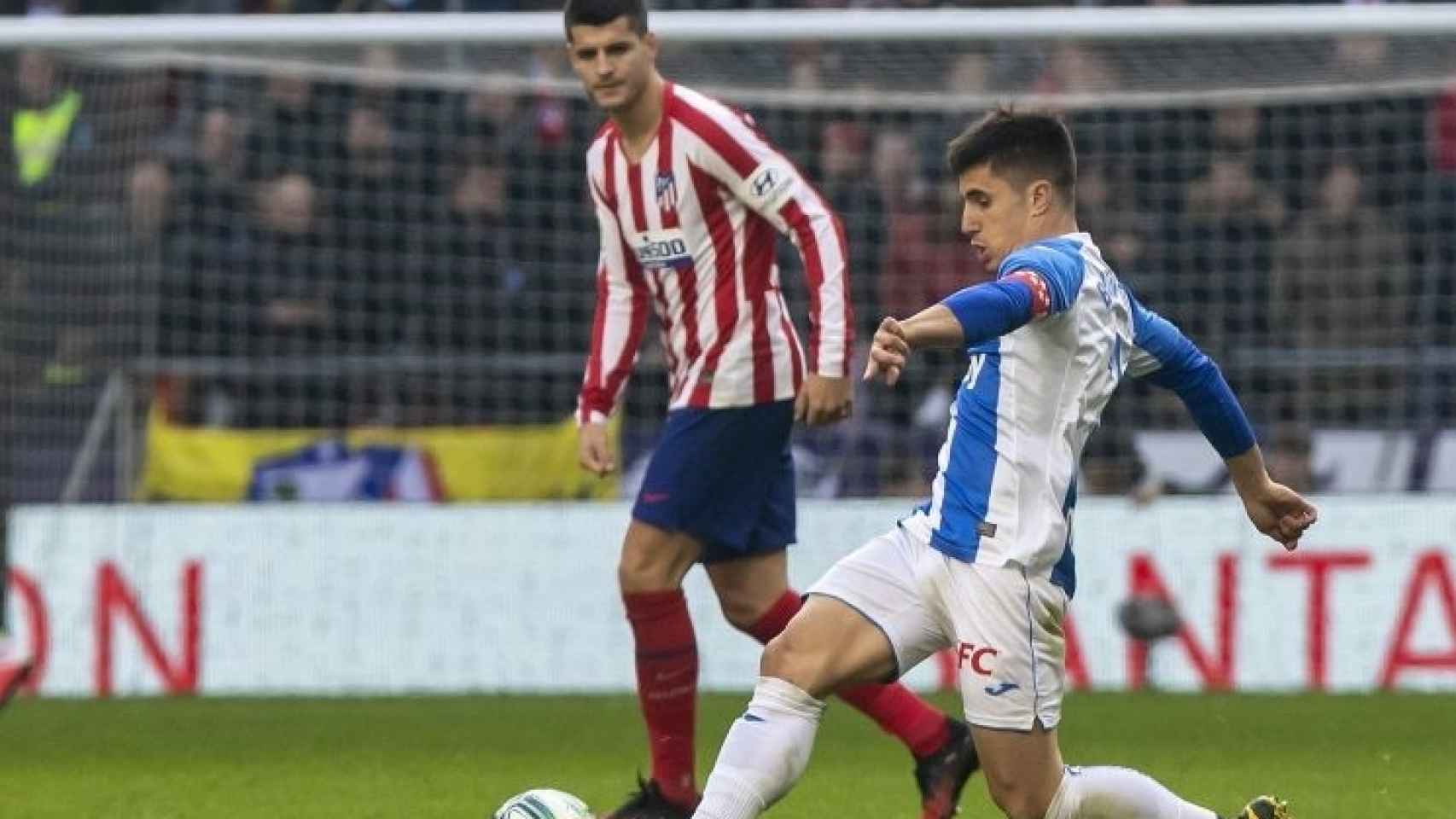 Álvaro Morata y Unai Bustinza, durante el Atlético de Madrid - Leganés