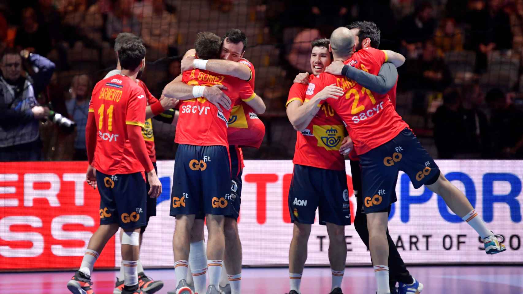 La selección española de balonmano celebra el Europeo 2020