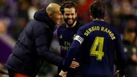 Nacho celebra con Sergio Ramos y Zidane su gol al Valladolid