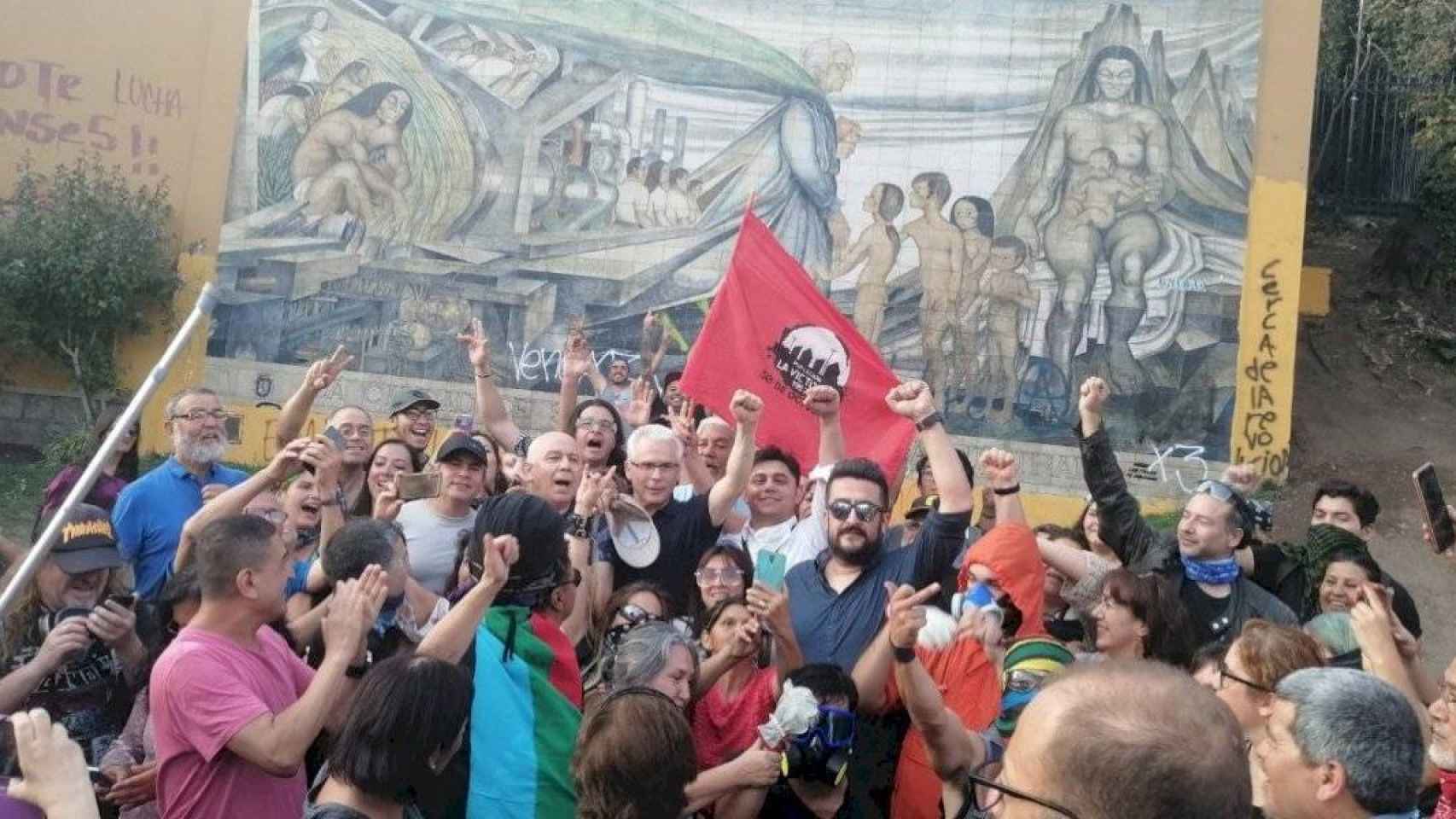 Baltasar Garzón, puño en alto, con los manifestantes en las calles de Chile.