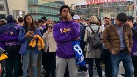 Quinn Cook, jugador de los Lakers, acudió devastado a homenajear a Kobe Bryant junto a sus fans