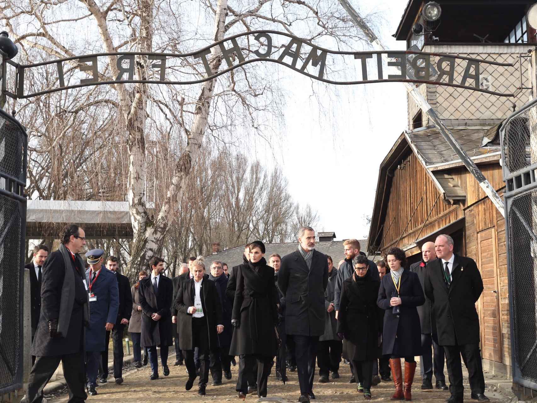 Felipe VI y Letizia, de negro riguroso, en el homenaje a la víctimas del Holocausto.
