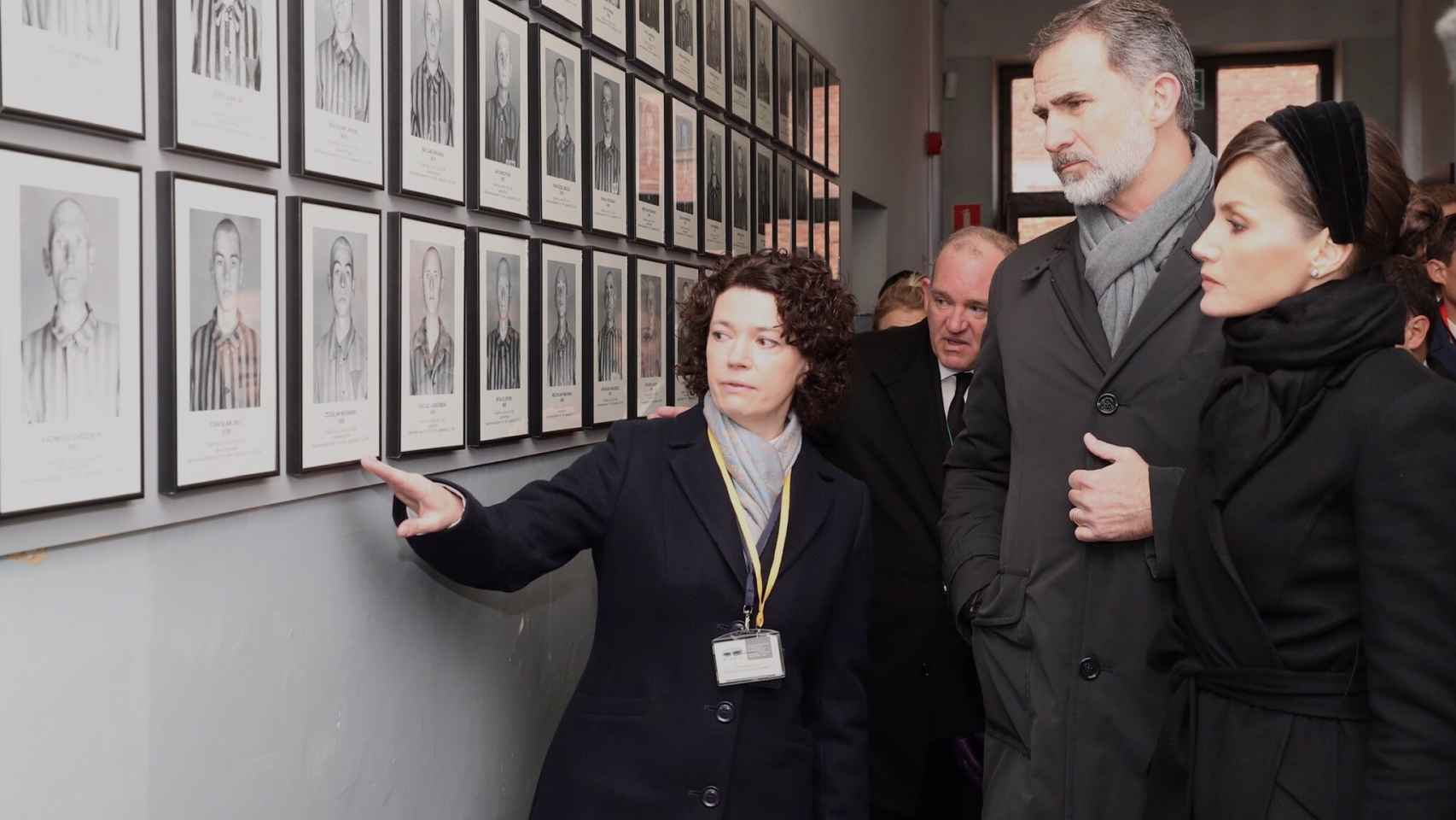 Los Reyes visitan la galería de fotos de presos en Auschwitz.