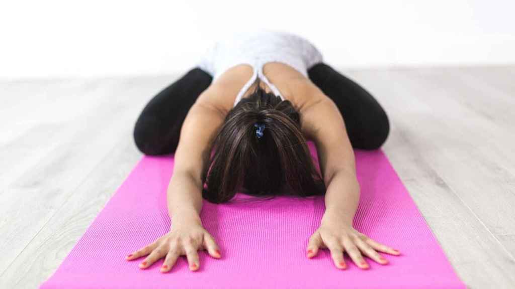 8 ejercicios de como estirar la espalda