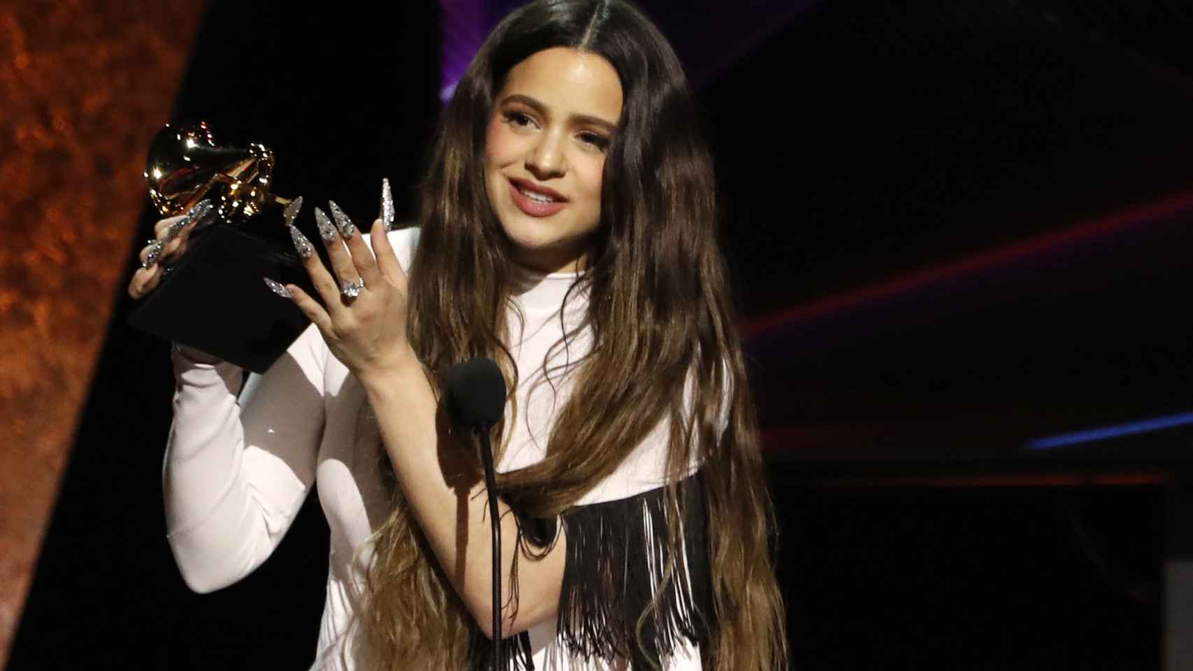 Rosalía al recoger el primer Grammy de su carrera.