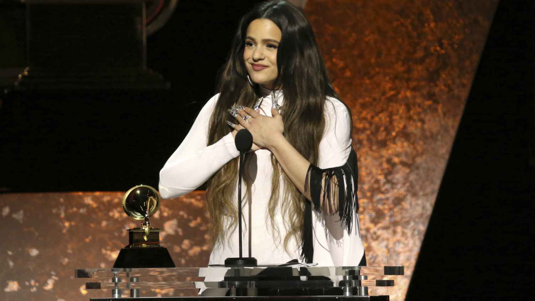 Rosalía al recoger su  Grammy.