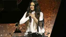 Rosalía al recoger su  Grammy.