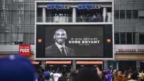 Fans se reúnen en el Staples Center para despedir a Kobe Bryant