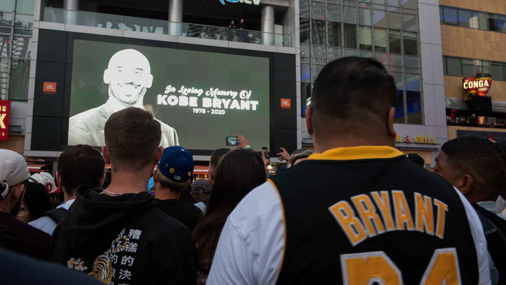 Aficionados lloran la muerte de Kobe Bryant