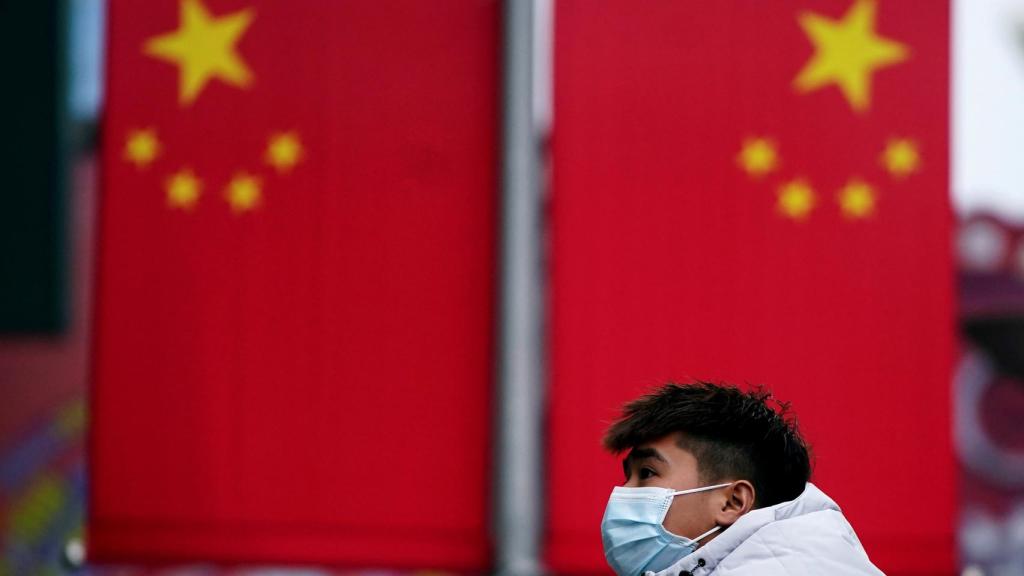 Un hombre con máscara en Shanghái
