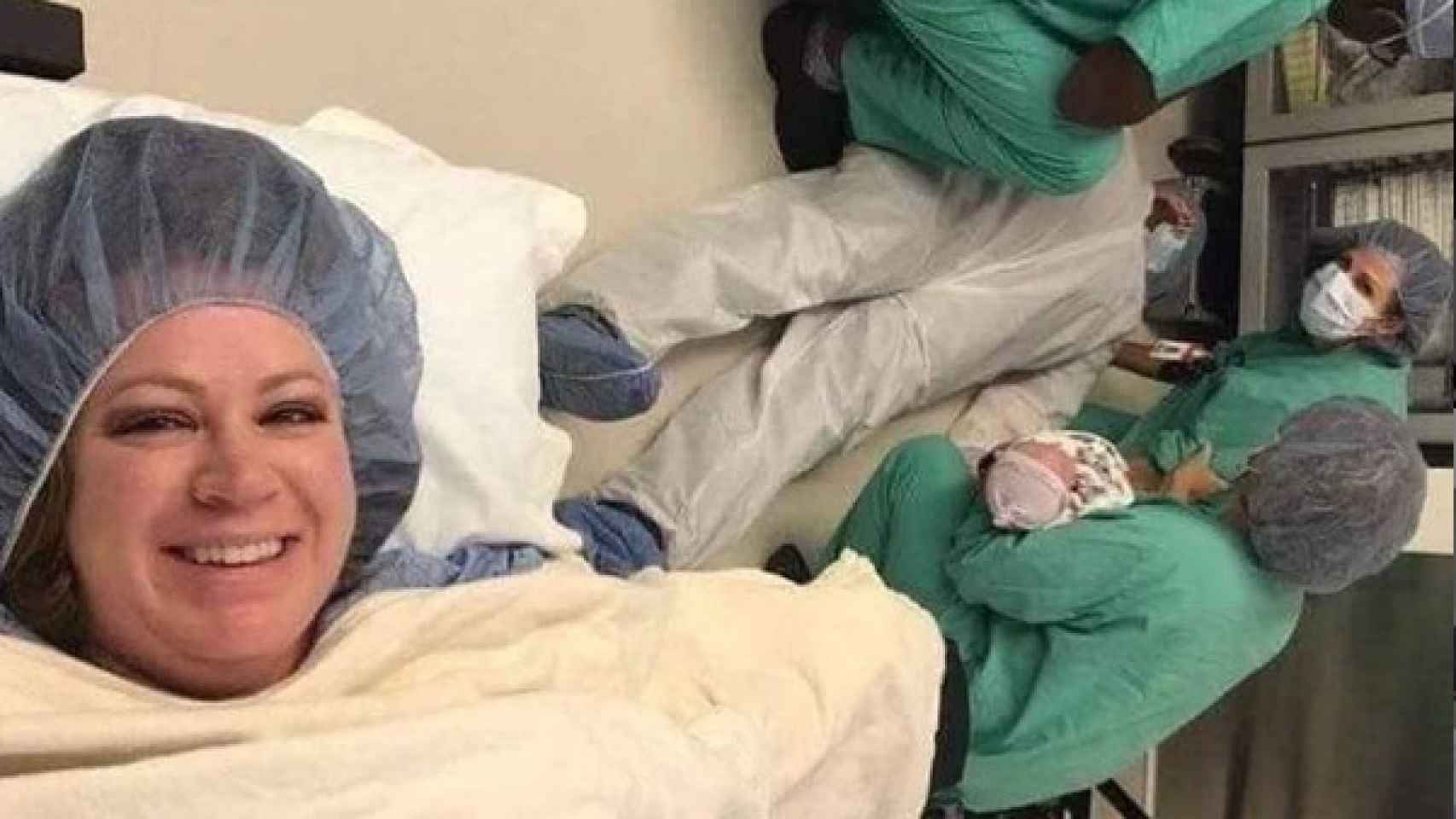 El 'selfi' en el que la mujer fotografía a su marido desmayado en la sala de parto.