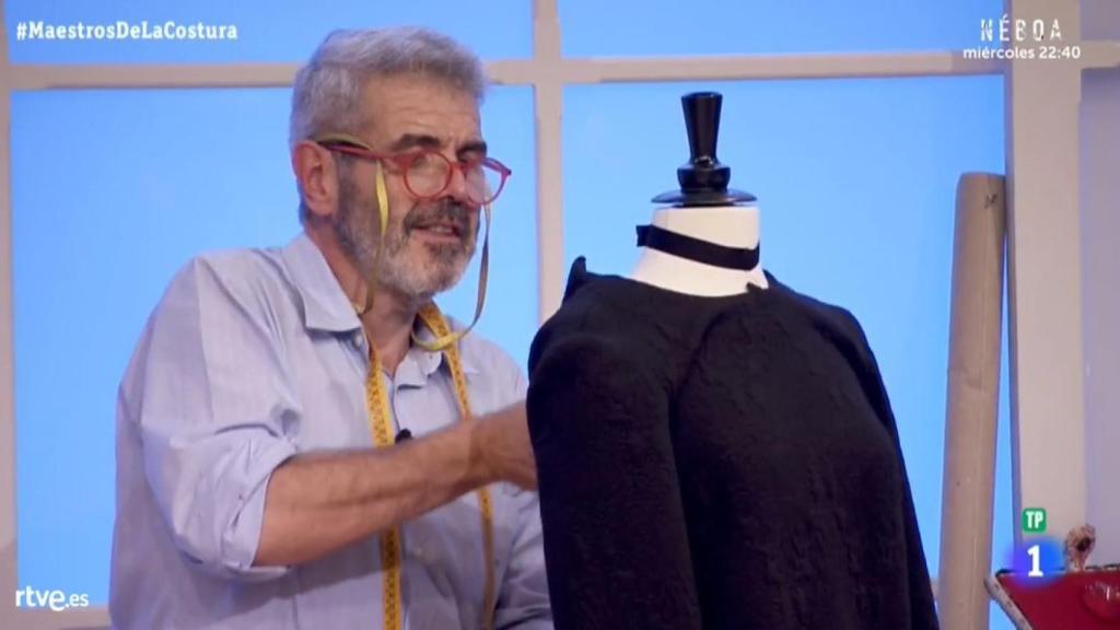 Lorenzo trabajando su diseño inspirado en Elio.