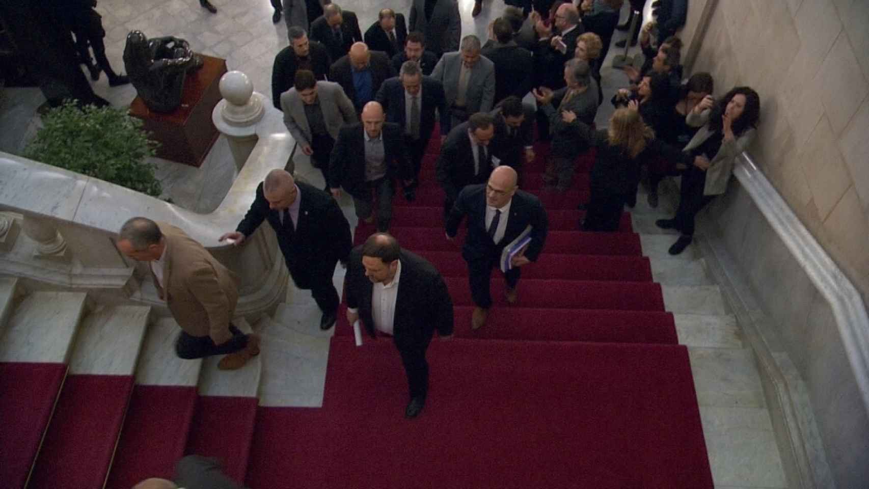 Los presos soberanistas suben la escalinata del Parlament.