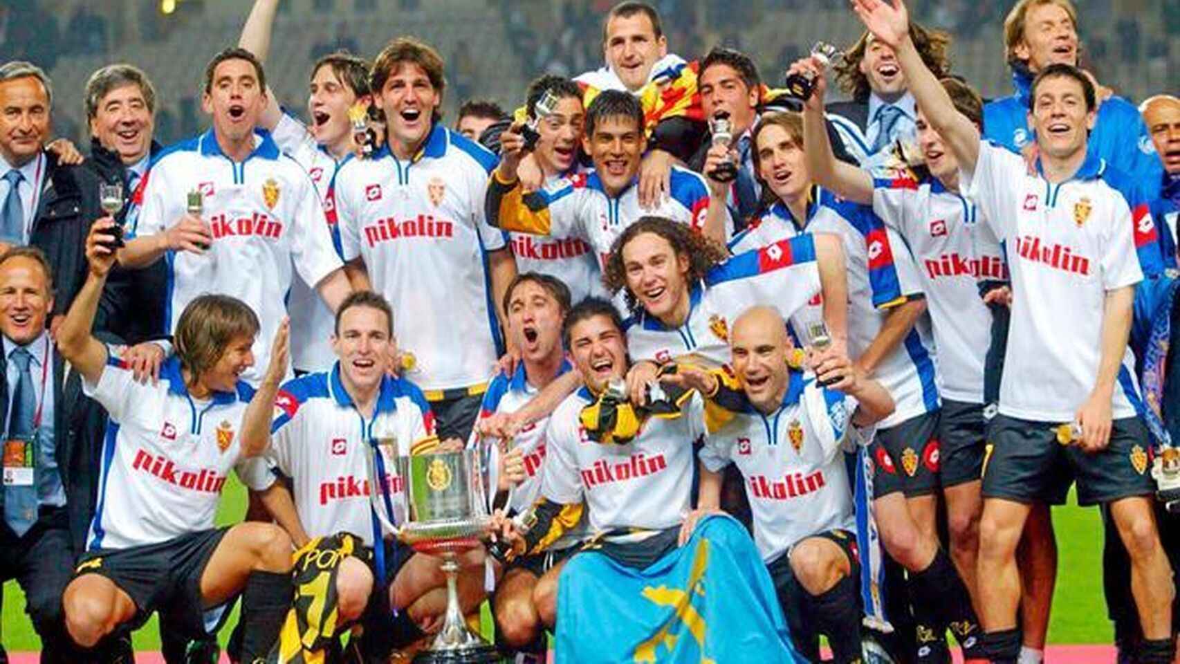 Los jugadores del Zaragoza celebran la Copa del Rey conseguida en 2004