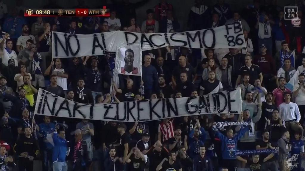 Aficionados del Tenerife mostrando su apoyo a Iñaki Williams