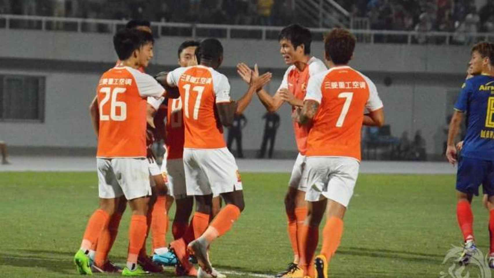 Jugadores del Wuhan Zall celebran un gol