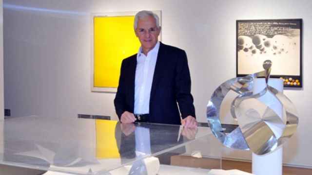 Eduardo Costantini con varias piezas de su colección