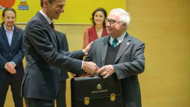El ministro de Ciencia, Pedro Duque, junto al ministro de Universidades, Manuel Castells.
