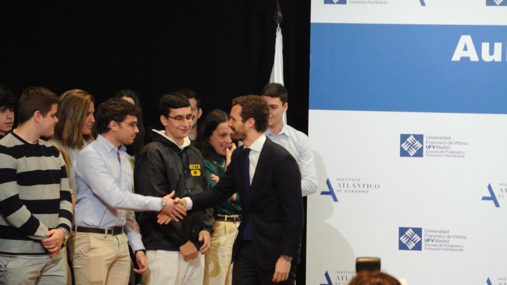 Pablo Casado saluda a los estudiantes del Aula de Liderazgo de la UFV.