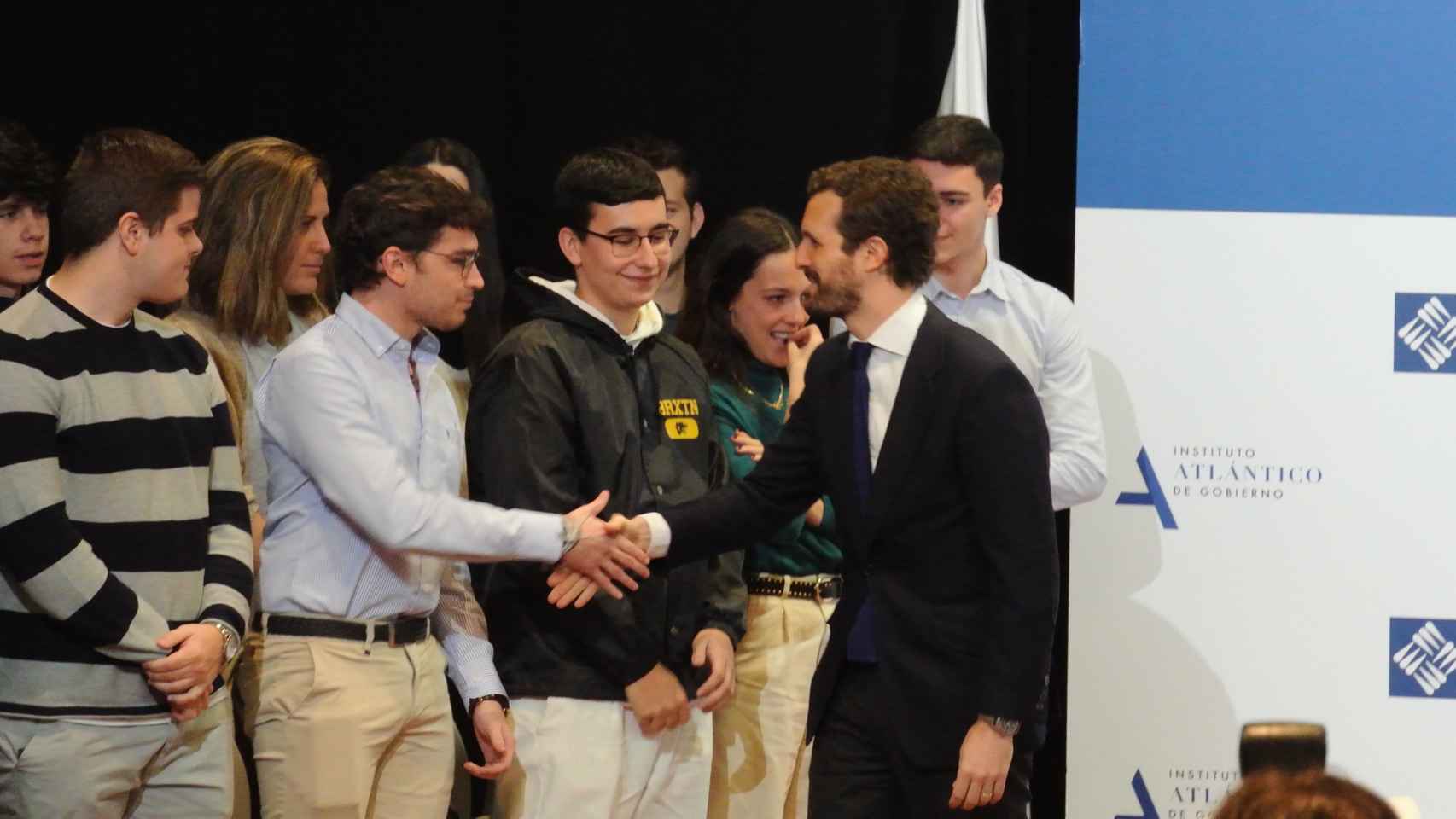 Pablo Casado saluda a los estudiantes del Aula de Liderazgo de la UFV.