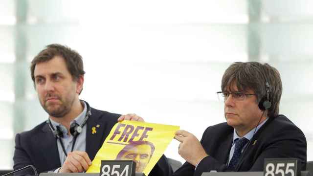 Carles Puigdemont junto a Toni Comín, en el Parlamento Europeo.